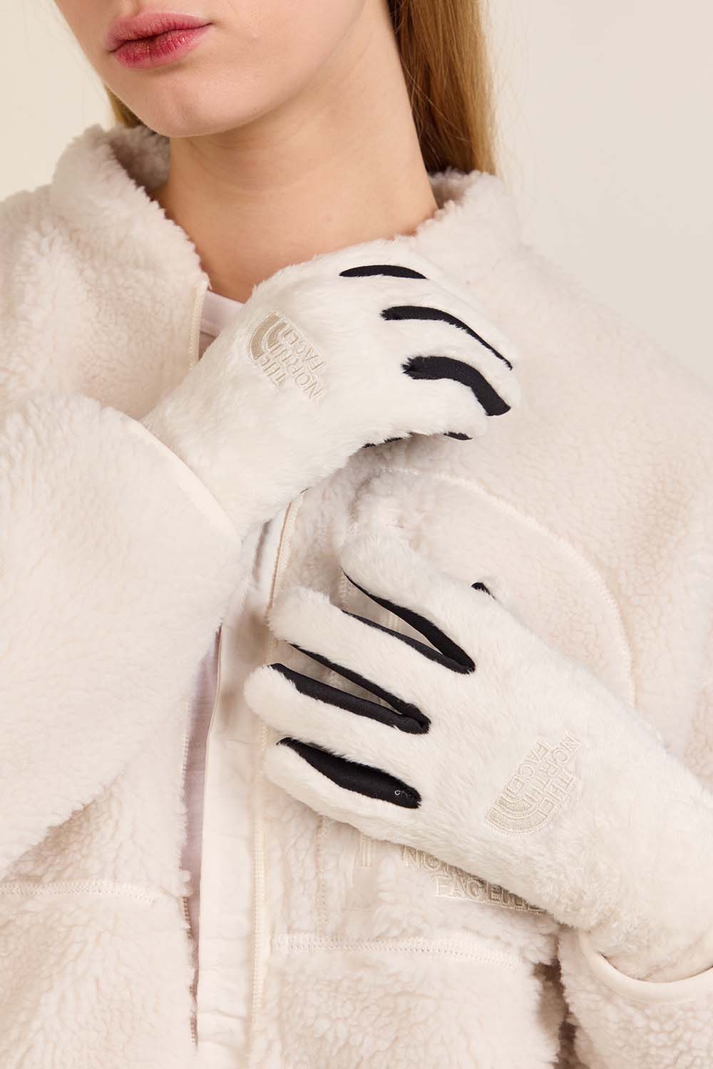 תמונת כל הלוק של כפפות